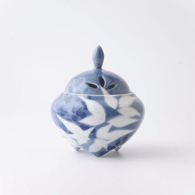 *
*
『本多亜弥 作陶展 麗しのうつわ』
11/29〜12/14

『染付彫香炉 『南天』』

本日も寒い中をご来廊頂きましたお客様、誠にありがとうございました。

明日12/1の16:00頃からオンラインストアでの作品販売が始まります。
こちらも是非ご覧くださいませ!

たちばな（@tachibana_naramachi）

https://tachibana181.shopselect.net/

*
*
*
#本多亜弥#陶磁器#うつわ#染付#南天#香炉#奈良#ならまち#ギャラリー#ギャラリーたちばな#個展#porcelain#ceramics#ceramicware#ceramicart#insenceburner#sometsuke#japan#nara#gallery#gallerytachibana#exhibition