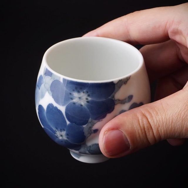 *
*
『本多亜弥 作陶展 麗しのうつわ』
11/29〜12/14

『染付酒盃“紅梅”』

本日も寒い中をご来廊頂きましたお客様、誠にありがとうございました。

ギャラリーたちばなでは、会期中限定で展示作品の一部をオンラインストアでご紹介しております。
ご興味をお持ちの方はプロフィール欄のURLから是非ご覧くださいませ。

たちばな（@tachibana_naramachi）

https://tachibana181.shopselect.net/

*
*
*
#本多亜弥#染付#陶磁器#うつわ#酒#酒器#ぐい呑#盃#花#梅#奈良#ならまち#ギャラリー#ギャラリーたちばな#個展#porcelain#ceramics#ceramicware#ceramicart#sake#sakecup#guinomi#japan#nara#gallery#gallerytachibana#exhibition