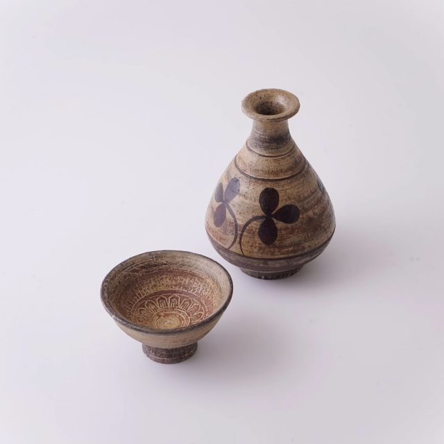 *
*
『これでのむ! 冬の酒器展』
12/20〜1/11

『髙橋直紀 【絵刷毛目徳利、三島馬上盃】』

本日も寒い中をご来廊頂きましたお客様、誠にありがとうございました。

ギャラリーたちばなでは、会期中限定で展示作品の一部をオンラインストアでご紹介しております。
ご興味をお持ちの方はプロフィール欄のURLから是非ご覧くださいませ。

*
*
*
髙橋直紀（@n.takk）

たちばな（@tachibana_naramachi）

https://tachibana181.shopselect.net/

*
*
*
#髙橋直紀#陶磁器#酒器#うつわ#pottery