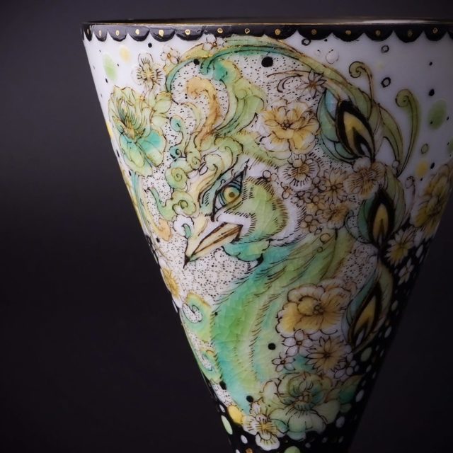 *
*
『これでのむ! 冬の酒器展』
12/20〜1/11

『山田桃香 【翠鳳盃】』

本日も寒い中をご来廊頂きましたお客様、誠にありがとうございました。

ギャラリーたちばなでは、会期中限定で展示作品の一部をオンラインストアでご紹介しております。
ご興味をお持ちの方はプロフィール欄のURLから是非ご覧くださいませ。

*
*
*
山田桃香（@yamada82123）

たちばな（@tachibana_naramachi）

https://tachibana181.shopselect.net/

*
*
*
#山田桃香#九谷焼#酒器#鳳凰#porcelain