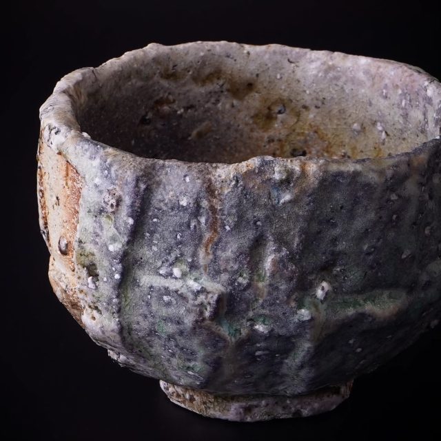 *
*
『篠原希 作陶展』
1/31〜2/15

『シノギ茶碗』

本日も寒い中をご来廊頂きましたお客様、誠にありがとうございました。

ギャラリーたちばなでは、会期中限定で展示作品の一部をオンラインストアでご紹介しております。
ご興味をお持ちの方はプロフィール欄のURLから是非ご覧くださいませ。

篠原希（@shin3kibou）

たちばな（@tachibana_naramachi）

https://tachibana181.shopselect.net/

*
*
*
#篠原希#穴窯#陶芸#茶碗#pottery