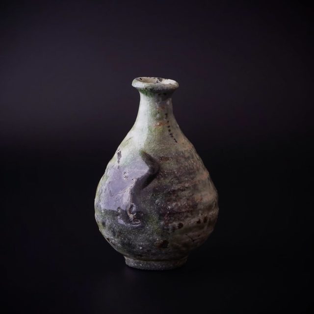 *
*
『篠原希 作陶展』
1/31〜2/15

『引出徳利』

本日も寒い中をご来廊頂きましたお客様、誠にありがとうございました。

ギャラリーたちばなでは、会期中限定で展示作品の一部をオンラインストアでご紹介しております。
ご興味をお持ちの方はプロフィール欄のURLから是非ご覧くださいませ。

篠原希（@shin3kibou）

たちばな（@tachibana_naramachi）

https://tachibana181.shopselect.net/

*
*
*
#篠原希#穴窯#陶芸#酒器#pottery