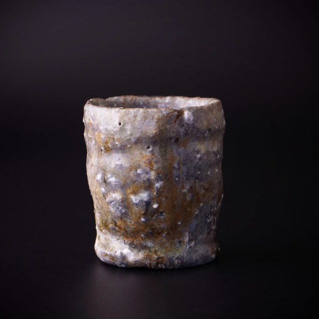 *
*
『篠原希 作陶展』
1/31〜2/15

『焼締つつ杯』

本日も寒い中をご来廊頂きましたお客様、誠にありがとうございました。

ギャラリーたちばなでは、会期中限定で展示作品の一部をオンラインストアでご紹介しております。
ご興味をお持ちの方はプロフィール欄のURLから是非ご覧くださいませ。

篠原希（@shin3kibou）

たちばな（@tachibana_naramachi）

https://tachibana181.shopselect.net/

*
*
*
#篠原希#陶磁器#穴窯#酒器#pottery