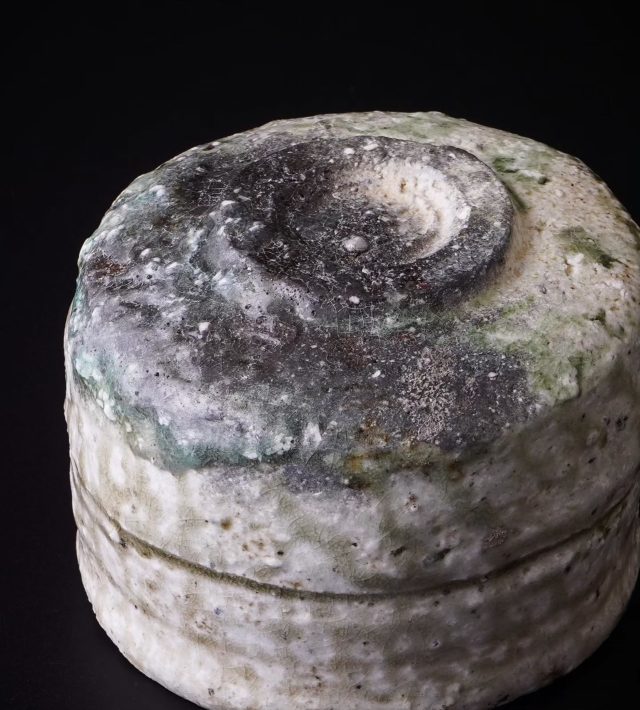 *
*
『篠原希 作陶展』
1/31〜2/15

『引出茶碗』

本日も寒い中をご来廊頂きましたお客様、誠にありがとうございました。

ギャラリーたちばなでは、会期中限定で展示作品の一部をオンラインストアでご紹介しております。
ご興味をお持ちの方はプロフィール欄のURLから是非ご覧くださいませ。

篠原希（@shin3kibou）

たちばな（@tachibana_naramachi）

https://tachibana181.shopselect.net/

*
*
*
#篠原希#穴窯#陶芸#茶碗#pottery