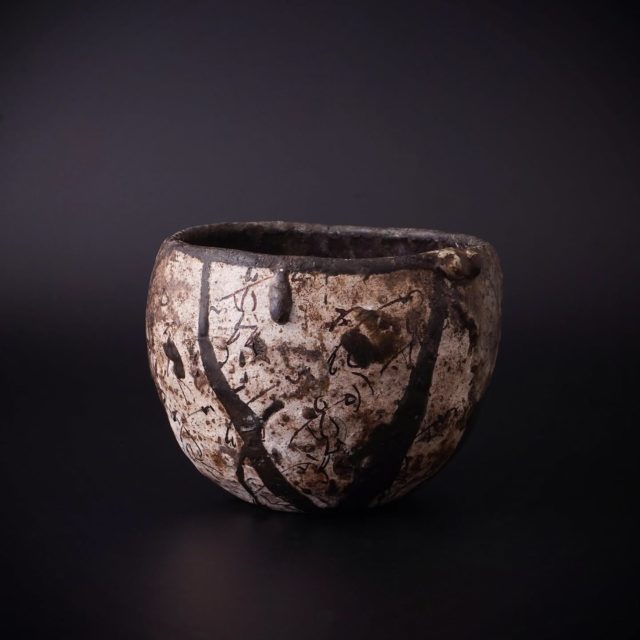 *
*
『丸田宗彦 作陶展』
2/21〜3/8

『唐津黒織部茶盌』

丸田宗彦さんの作品展が始まりました。
初日からご来廊頂きましたお客様、誠にありがとうございました。

今回は徳利も沢山出展して頂いております。
お好きな方は是非····。

たちばな（@tachibana_naramachi）

https://tachibana181.shopselect.net/

*
*
*
#丸田宗彦#唐津焼#茶道具#陶磁器#pottery