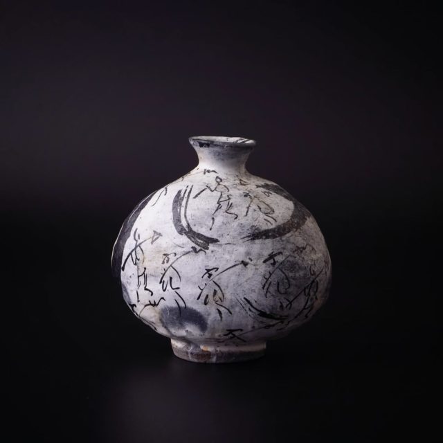 *
*
『丸田宗彦 作陶展』
2/21〜3/8

『粉引唐津扁壷徳利』

丸田宗彦さんの作品展2日目が終了いたしました。
本日もご来廊頂きましたお客様、誠にありがとうございました。

明日、16時頃からオンラインストアでの作品販売が始まります。
ぜひこの機会にオンラインでも作品をご覧くださいませ。

たちばな（@tachibana_naramachi）

https://tachibana181.shopselect.net/

*
*
*
#丸田宗彦#唐津焼#酒器#陶磁器#pottery