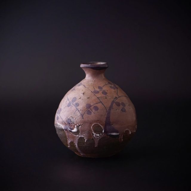 *
*
『丸田宗彦 作陶展』
2/21〜3/8

『絵唐津徳利』

本日も寒い中をご来廊頂きましたお客様、誠にありがとうございました。
ギャラリーたちばなでは、会期中限定で展示作品の一部をオンラインストアでご紹介しております。
ご興味をお持ちの方はプロフィール欄のURLから是非ご覧くださいませ。

たちばな（@tachibana_naramachi）

https://tachibana181.shopselect.net/

*
*
*
#丸田宗彦#唐津焼#陶磁器#酒器#pottery