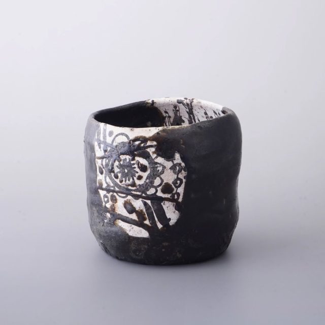 *
*
『丸田宗彦 作陶展』
2/21〜3/8

『唐津黒織部茶盌』

『丸田宗彦 作陶展』はお陰様で無事に終了いたしました。
最終日までご来廊頂きましたお客様、誠にありがとうございました。
またネット等を通じてご高覧頂きました皆様にも心より御礼申し上げます。

*
*
*
#丸田宗彦#唐津焼#陶磁器#茶道具#pottery