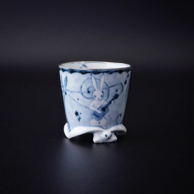 *
*
『森 多佳子 作陶展 藍色の詩』
3/14〜3/29

『筒盃 ト音記号』

本日も寒い中をご来廊頂きましたお客様、誠にありがとうございました。

会期中限定のオンライン販売が始まりました。
ご興味をお持ちの方はプロフィール欄のURLから是非ご覧くださいませ。

たちばな（@tachibana_naramachi）

https://tachibana181.shopselect.net/
*
*
*
#森多佳子#染付#酒器#うさぎ#porcelain