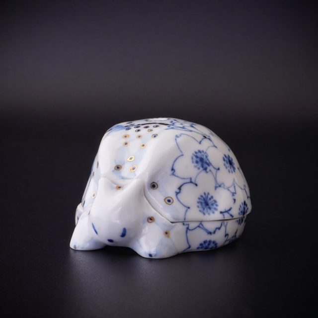 *
*
『森 多佳子 作陶展 藍色の詩』
3/14〜3/29

『香炉 うさぎ桜』

『森多佳子 作陶展』はお陰様で無事に終了いたしました。
最終日までご来廊頂きましたお客様、誠にありがとうございました。
またネット等を通じてご高覧頂きました皆様にも心より御礼申し上げます。

たちばな（@tachibana_naramachi）

https://tachibana181.shopselect.net/

*
*
*
#森多佳子#陶磁器#うさぎ#香炉#porcelain