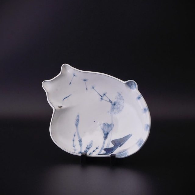 *
*
『森 多佳子 作陶展 藍色の詩』
3/14〜3/29

『猫型皿 たんぽぽ』

本日もご来廊頂きましたお客様、誠にありがとうございました。

ギャラリーたちばなでは、会期中限定で展示作品の一部をオンラインストアでご紹介しております。
ご興味をお持ちの方はプロフィール欄のURLから是非ご覧くださいませ。

たちばな（@tachibana_naramachi）

https://tachibana181.shopselect.net/

*
*
*
#森多佳子#陶磁器#食器#猫#porcelain