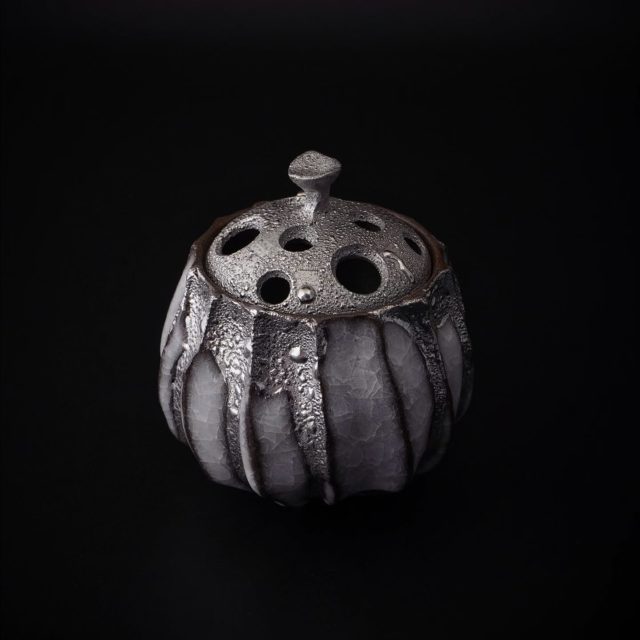 *
*
『松田昂 作陶展』
4/4〜4/19

『白瓷白金彩香炉』

松田昂さんの作品展が始まりました!
お足元の悪い中を初日からご来廊頂きましたお客様、誠にありがとうございました。
松田さんには明日も在廊して頂きます。
是非お立ち寄りくださいませ!

松田昂（@_matsu_aki_）

たちばな（@tachibana_naramachi）

https://tachibana181.shopselect.net/

*
*
*
#松田昂#陶磁器#白瓷#香炉#pottery