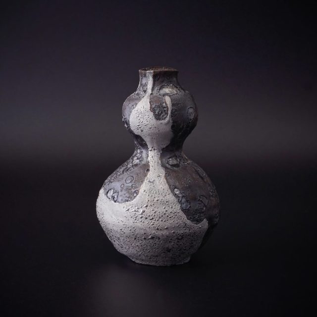 *
*
『松田昂 作陶展』
4/4〜4/19

『朧 白金彩徳利』

本日もご来廊頂きましたお客様、誠にありがとうございました。

会期中限定のオンライン販売が始まりました!
ご興味をお持ちの方はプロフィール欄のURLから是非ご覧くださいませ!

松田昂（@_matsu_aki_）

たちばな（@tachibana_naramachi）

https://tachibana181.shopselect.net/

*
*
*
#松田昂#陶磁器#酒器#徳利#pottery