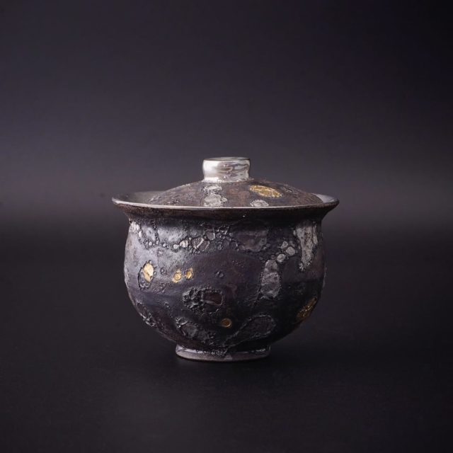 *
*
『松田昂 作陶展』
4/4〜4/19

『朧 金白金彩蓋碗』

本日もご来廊頂きましたお客様、誠にありがとうございました。

ギャラリーたちばなでは、会期中限定で展示作品の一部をオンラインストアでご紹介しております。
ご興味をお持ちの方はプロフィール欄のURLから是非ご覧くださいませ。

松田昂（@_matsu_aki_）

たちばな（@tachibana_naramachi）

https://tachibana181.shopselect.net/

*
*
*
#松田昂#陶磁器#蓋碗#うつわ#pottery