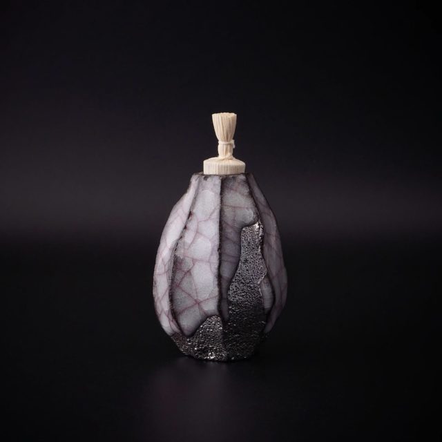 *
*
『松田昂 作陶展』
4/4〜4/19

『白瓷白金彩 振出』

本日もご来廊頂きましたお客様、誠にありがとうございました。

ギャラリーたちばなでは、会期中限定で展示作品の一部をオンラインストアでご紹介しております。
ご興味をお持ちの方はプロフィール欄のURLから是非ご覧くださいませ。

松田昂（@_matsu_aki_）

たちばな（@tachibana_naramachi）

https://tachibana181.shopselect.net/

*
*
*
#松田昂#陶磁器#白瓷#茶道具#pottery