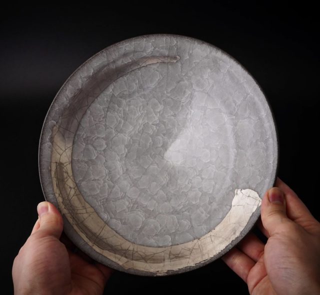 *
*
『松田昂 作陶展』
4/4〜4/19

『白瓷銀彩鉢』

本日もお足元の悪い中をご来廊頂きましたお客様、誠にありがとうございました。

ギャラリーたちばなでは、会期中限定で展示作品の一部をオンラインストアでご紹介しております。
ご興味をお持ちの方はプロフィール欄のURLから是非ご覧くださいませ。

松田昂（@_matsu_aki_）

たちばな（@tachibana_naramachi）

https://tachibana181.shopselect.net/

*
*
*
#松田昂#陶磁器#白瓷#食器#pottery