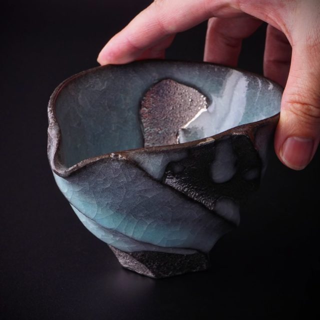 *
*
『松田昂 作陶展』
4/4〜4/19

『青瓷白金彩 片口』

本日もご来廊頂きましたお客様、誠にありがとうございました。

ギャラリーたちばなでは、会期中限定で展示作品の一部をオンラインストアでご紹介しております。
ご興味をお持ちの方はプロフィール欄のURLから是非ご覧くださいませ。

松田昂（@_matsu_aki_）

たちばな（@tachibana_naramachi）

https://tachibana181.shopselect.net/

*
*
*
#松田昂#青瓷#陶磁器#酒器#celadon